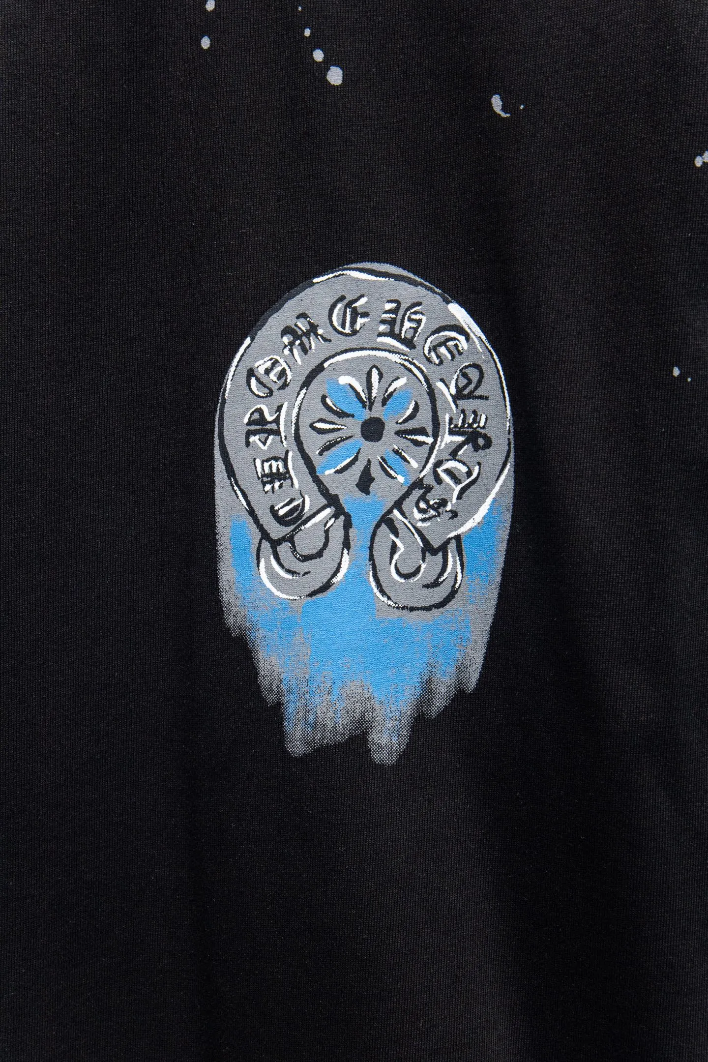P180 Chrome hearts• 25ss ⚠YB custom-woven and dyed fabric, color, printing, version and accessories. The fabric is woven by imported machines. The uniqueness of the cloth texture creates a perfect garment effect. The fabric is made of 260g clean cloth with 320g 1*1 rib. 4-color environmentally friendly custom-dyed fabric, and the threads are in the same cylinder without color difference.  Gradient graffiti on garments, hand-painted graffiti technology on garments, details clearly visible on the collar, pockets, cuffs, and front and rear threads. The printing uses Japanese BROTHER white ink digital direct-injection garment printing. This model is a global limited edition. In order to present a product like a work of art, after a long period of repeated determination of details, a very high-standard garment is presented. The front chest is made of direct-injection printing environmentally friendly glue material, using a mechanized printing process. Mechanical printing has high precision, the positioning accuracy can reach ±0.02mm, and the quality is stable.   The body is treated with graffiti elements, which greatly increases the interest of the clothing; it has a unique visual effect. The special washing effect creates a unique aged effect.  Croix Heart Short Sleeve must be the first short-sleeved piece in spring and summer that blurs the boundaries of unisex style. It has a classic dropped shoulder oversize version and a loose and casual upper body.  Color: Black White Size: S M L XL